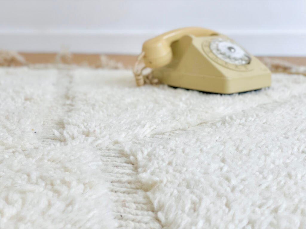 Téléphone sur tapis berbère Contact-zellia