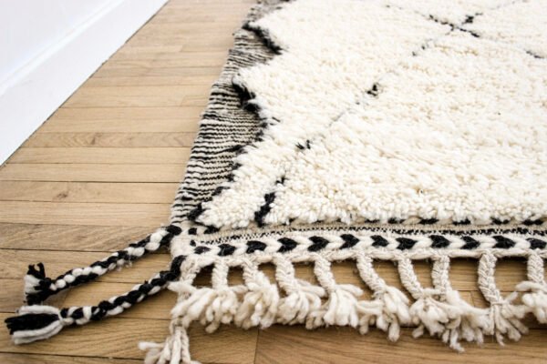 Tapis berbère noir et blanc détail avec frange et tresse