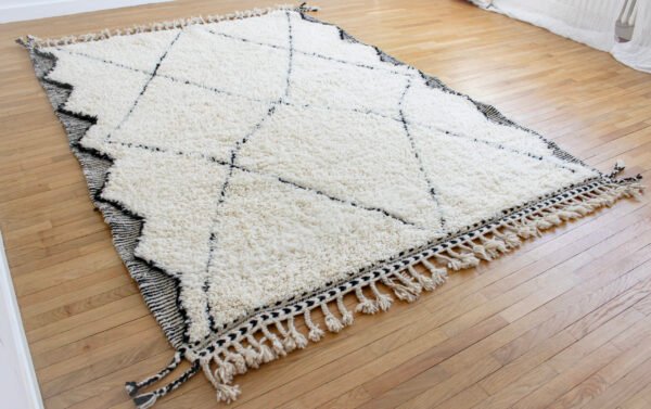 Tapis berbère fait main, 100 % laine naturelle. Blanc et noir avec forme géométrique et frange