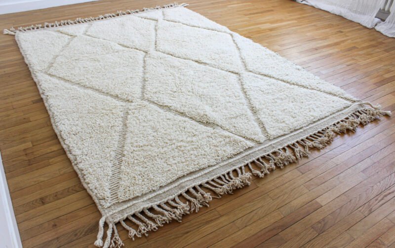 Tapis berbère fait main, 100 % laine naturelle. Blanc avec forme géométrique et frange